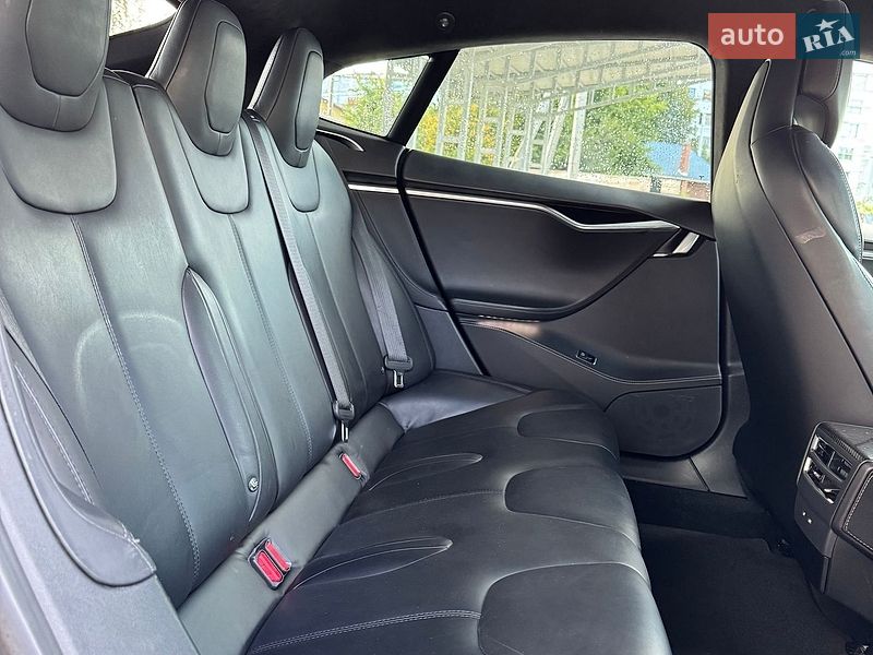 Ліфтбек Tesla Model S 2017 в Івано-Франківську