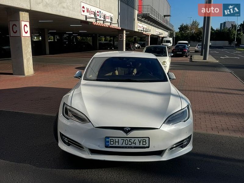 Лифтбек Tesla Model S 2016 в Киеве