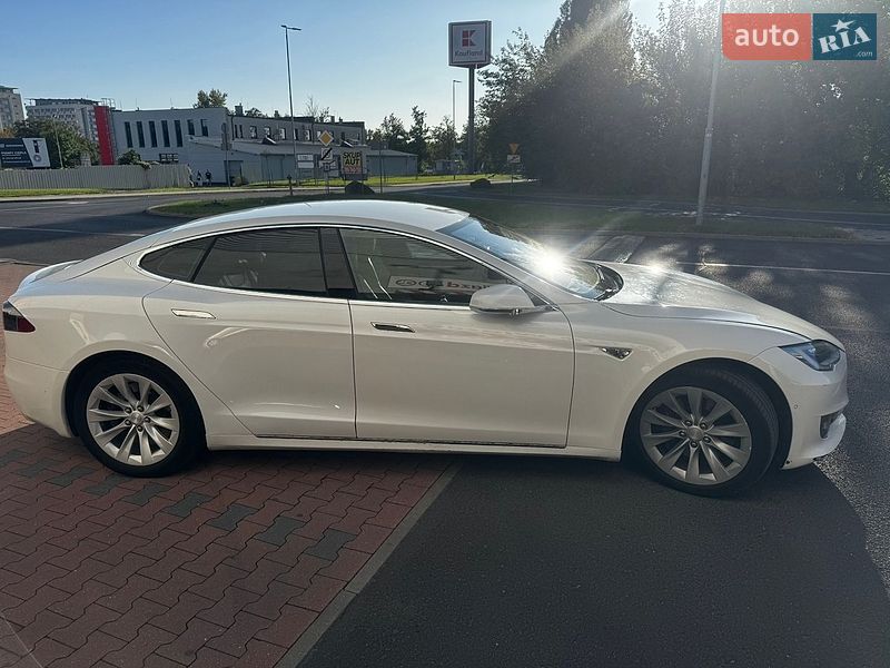 Лифтбек Tesla Model S 2016 в Киеве