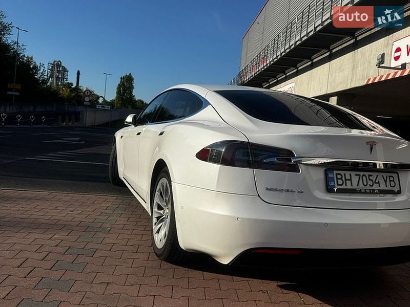 Лифтбек Tesla Model S 2016 в Киеве