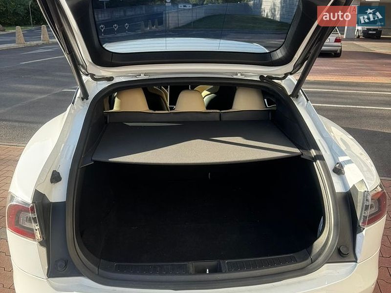 Лифтбек Tesla Model S 2016 в Киеве