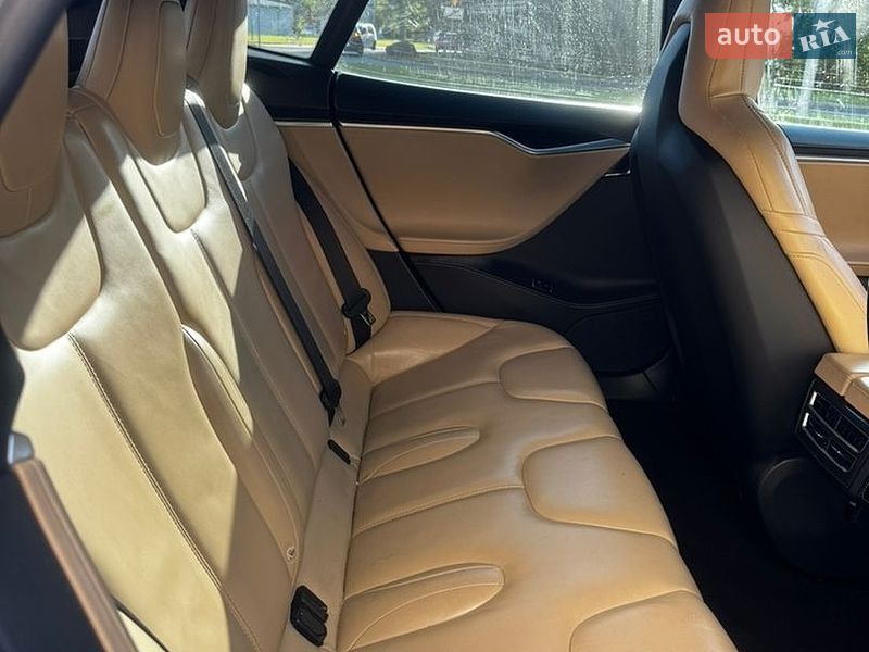 Лифтбек Tesla Model S 2016 в Киеве
