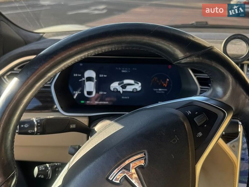 Лифтбек Tesla Model S 2016 в Киеве