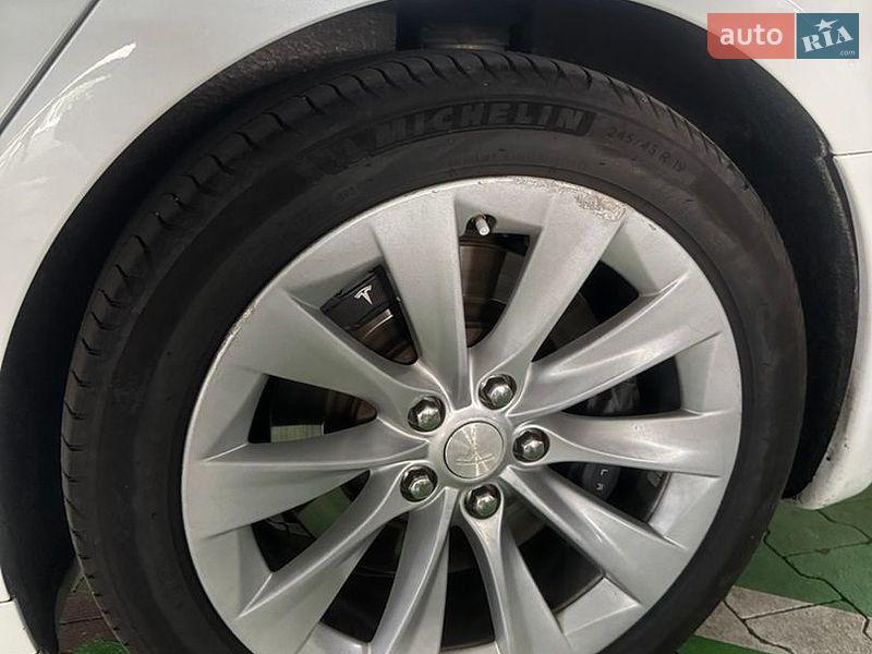 Лифтбек Tesla Model S 2016 в Киеве