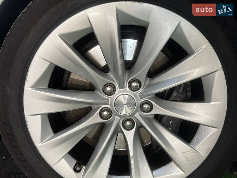 Лифтбек Tesla Model S 2016 в Киеве