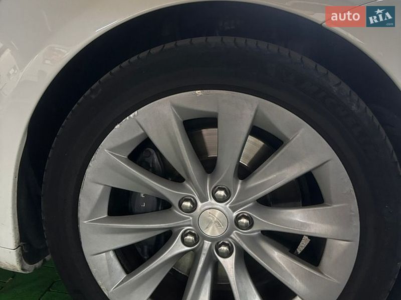 Лифтбек Tesla Model S 2016 в Киеве