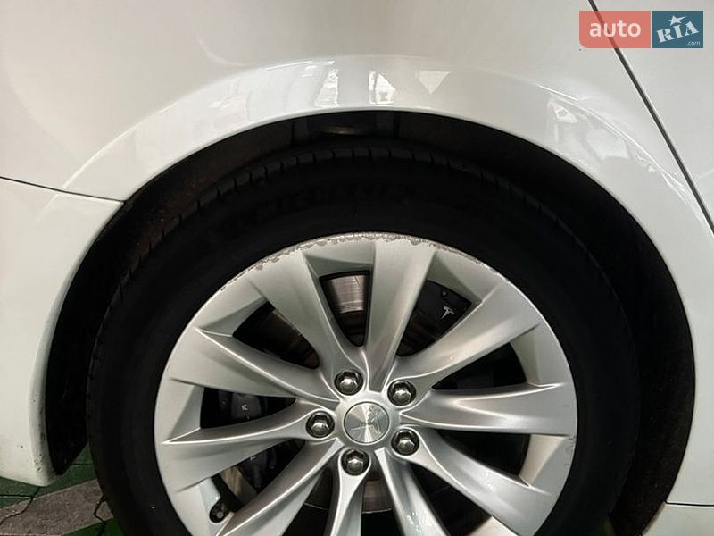 Лифтбек Tesla Model S 2016 в Киеве