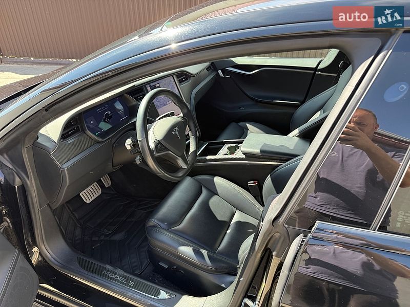 Лифтбек Tesla Model S 2020 в Нововолынске