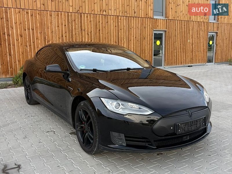 Лифтбек Tesla Model S 2015 в Львове