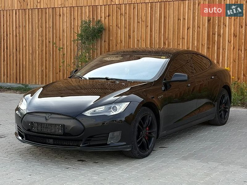Лифтбек Tesla Model S 2015 в Львове