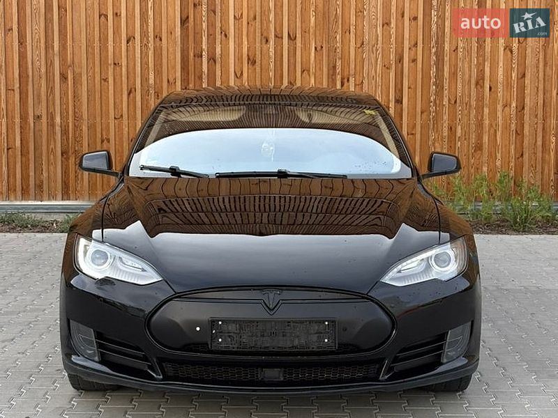 Лифтбек Tesla Model S 2015 в Львове