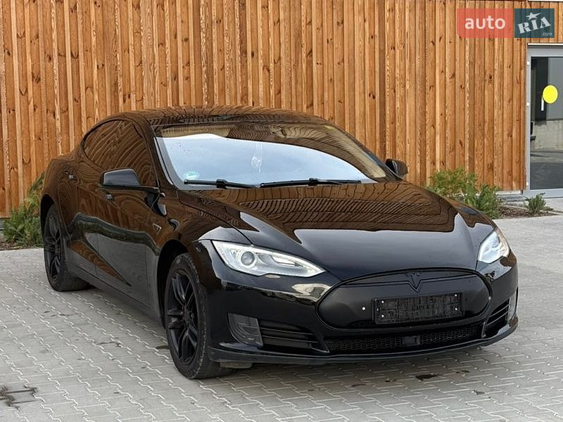 Лифтбек Tesla Model S 2015 в Львове