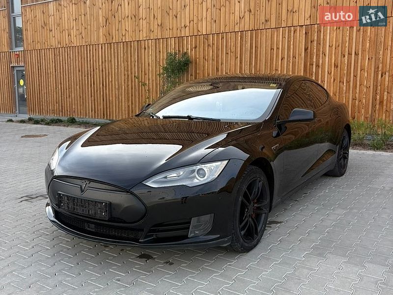Лифтбек Tesla Model S 2015 в Львове