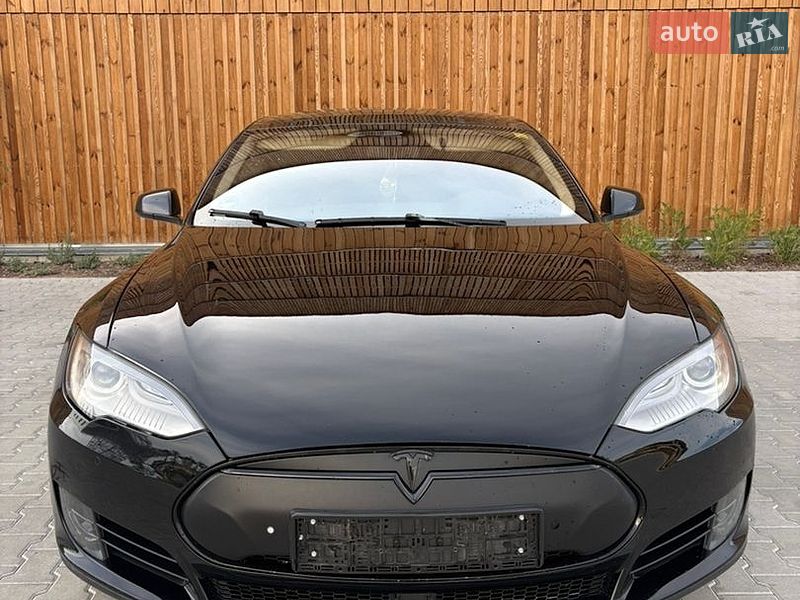 Лифтбек Tesla Model S 2015 в Львове