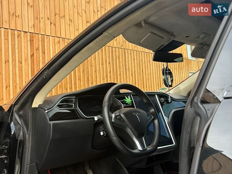 Лифтбек Tesla Model S 2015 в Львове