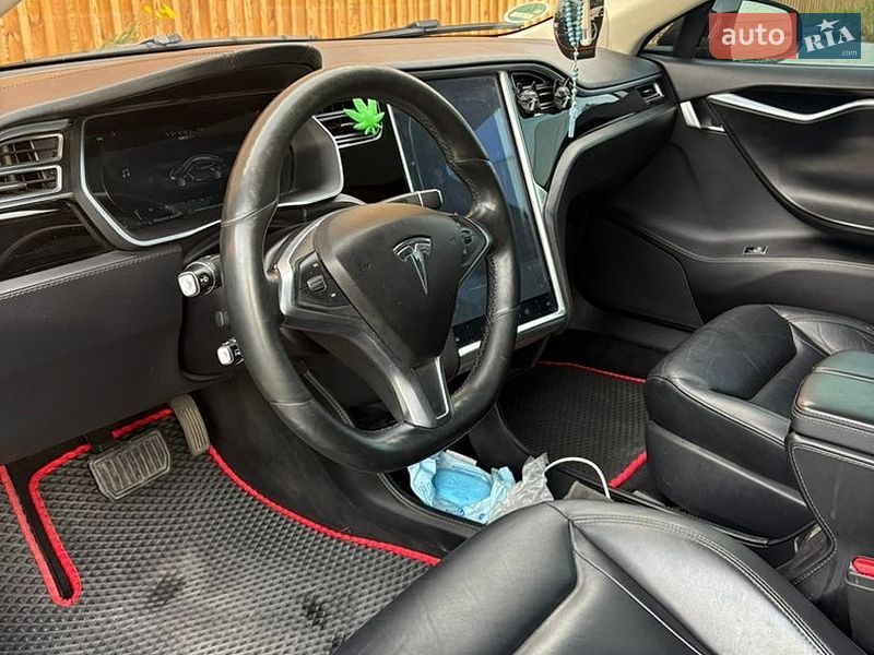 Лифтбек Tesla Model S 2015 в Львове