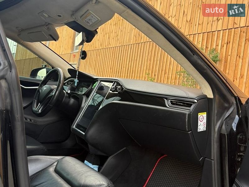 Лифтбек Tesla Model S 2015 в Львове