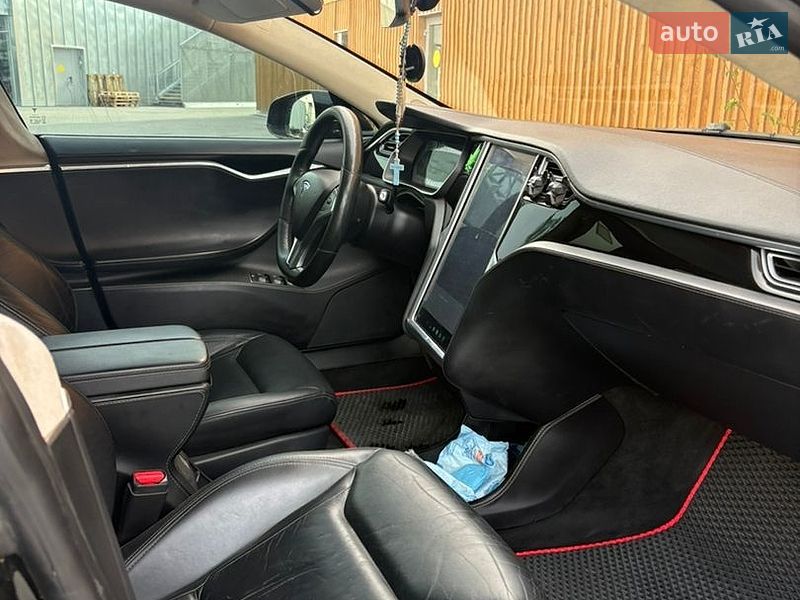 Лифтбек Tesla Model S 2015 в Львове