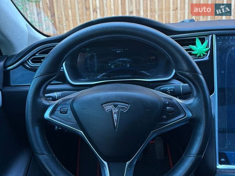 Лифтбек Tesla Model S 2015 в Львове