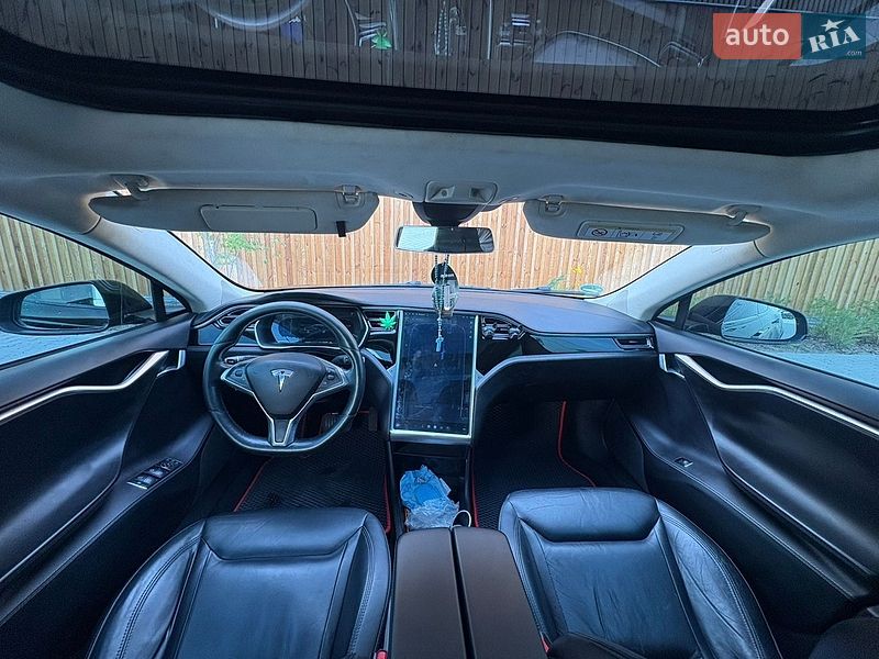 Лифтбек Tesla Model S 2015 в Львове