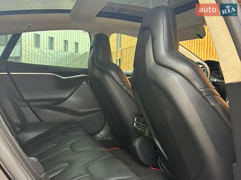 Лифтбек Tesla Model S 2015 в Львове