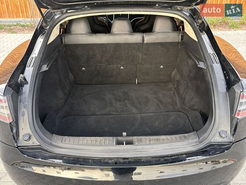 Лифтбек Tesla Model S 2015 в Львове