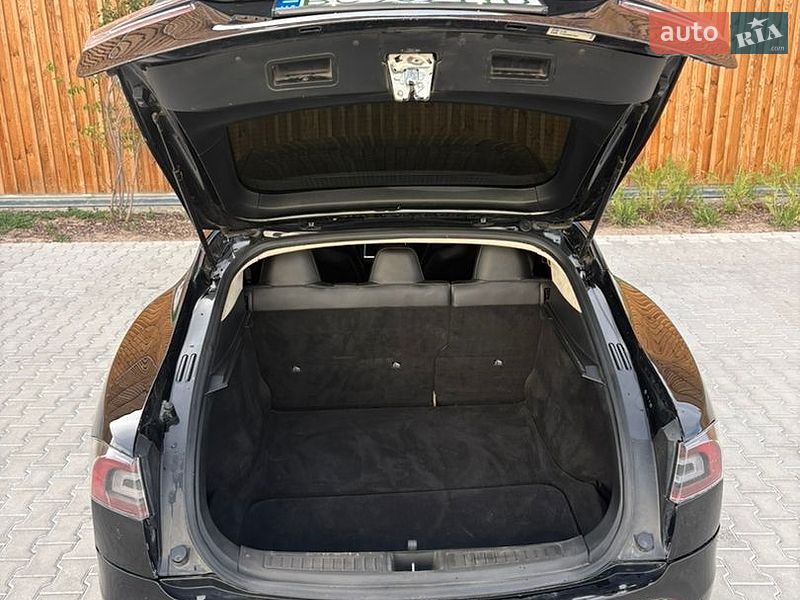 Лифтбек Tesla Model S 2015 в Львове