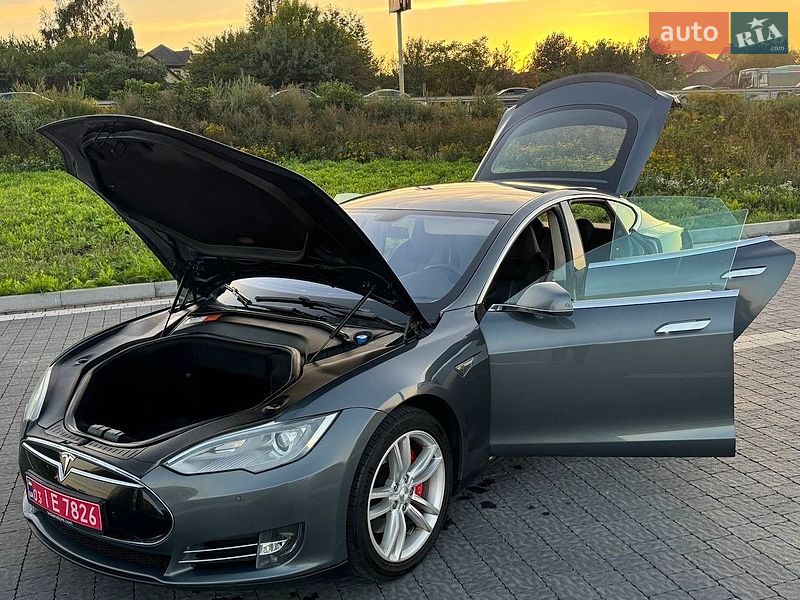 Лифтбек Tesla Model S 2014 в Львове