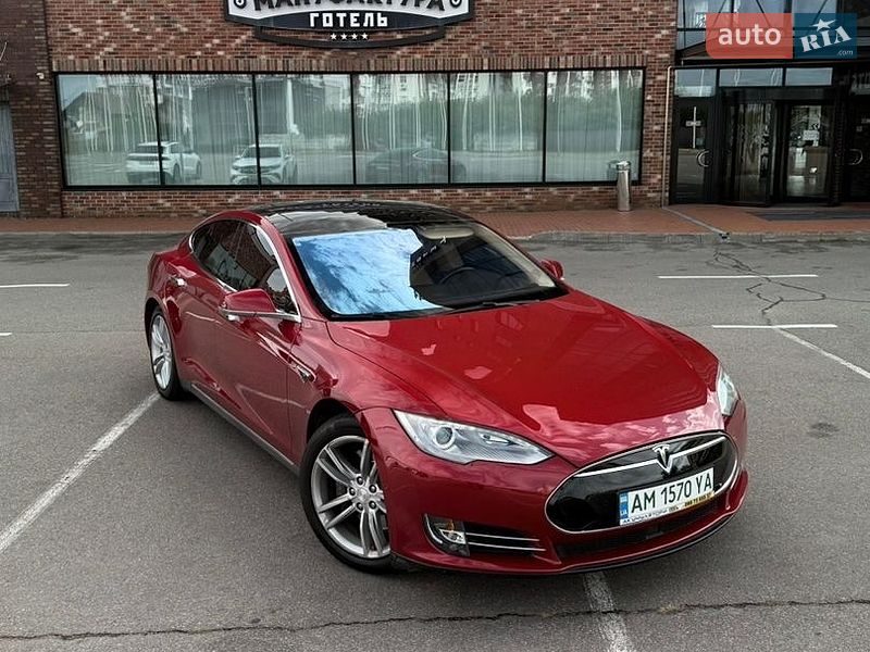 Лифтбек Tesla Model S 2014 в Киеве