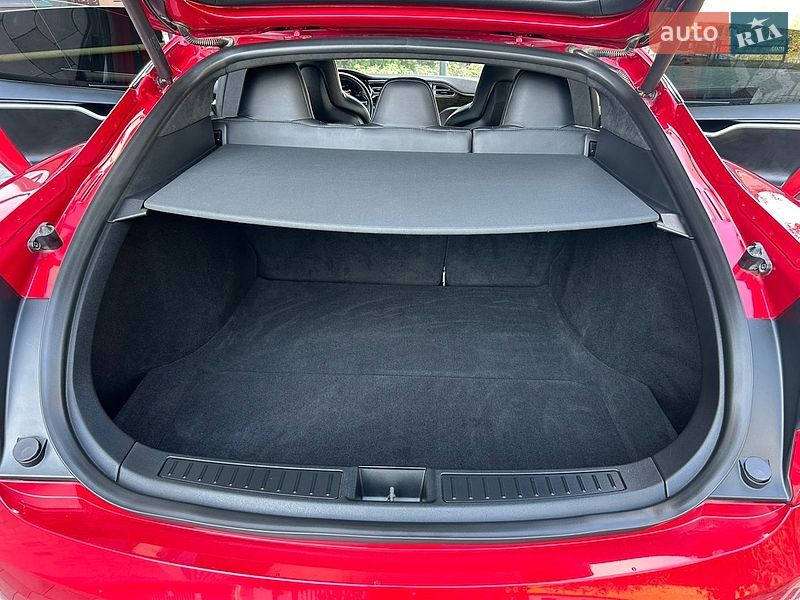 Ліфтбек Tesla Model S 2016 в Городку