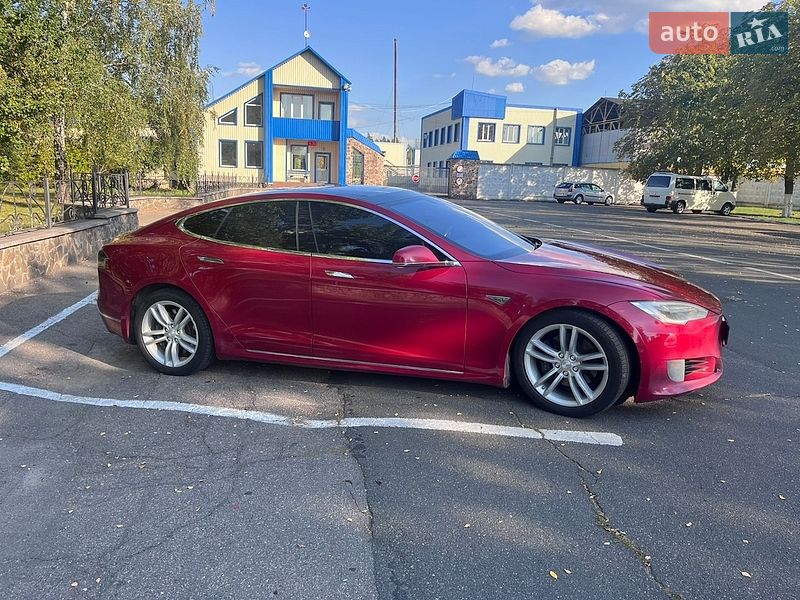Лифтбек Tesla Model S 2016 в Радомышле