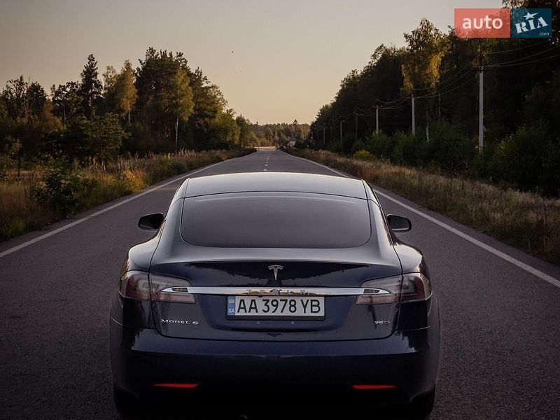 Лифтбек Tesla Model S 2017 в Овруче