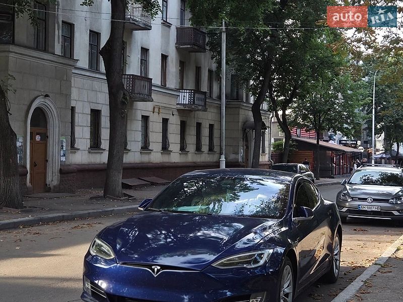 Лифтбек Tesla Model S 2017 в Овруче