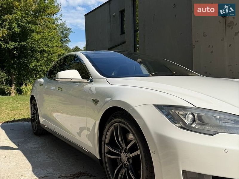 Tesla Model S 2015