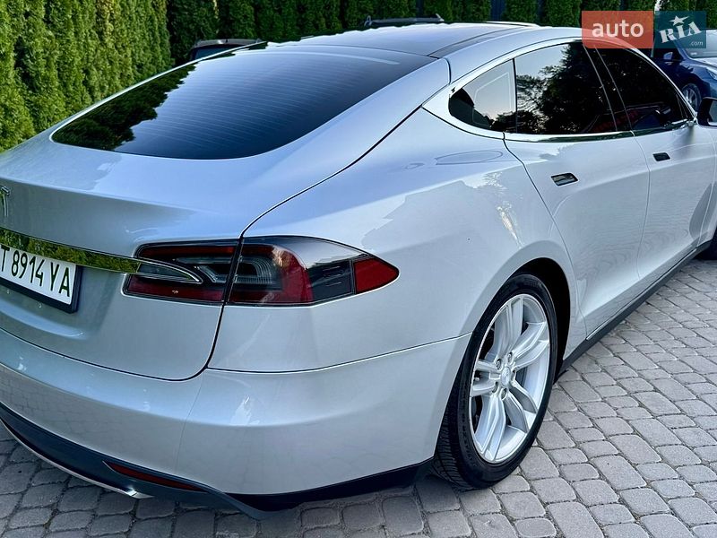 Ліфтбек Tesla Model S 2013 в Трускавці