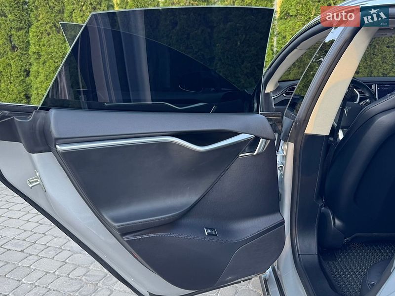 Ліфтбек Tesla Model S 2013 в Трускавці