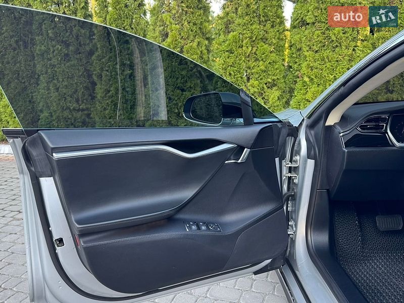 Ліфтбек Tesla Model S 2013 в Трускавці