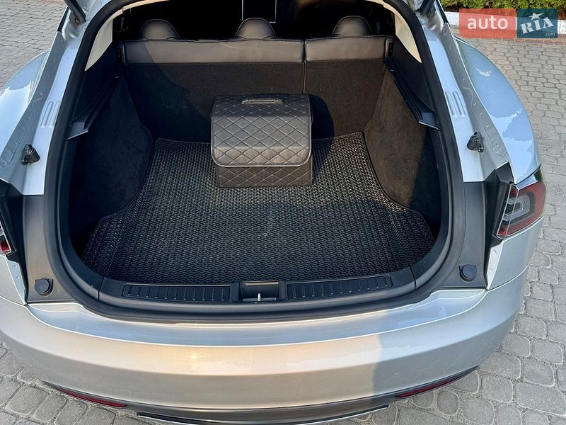 Ліфтбек Tesla Model S 2013 в Трускавці