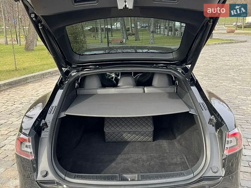 Ліфтбек Tesla Model S 2017 в Києві