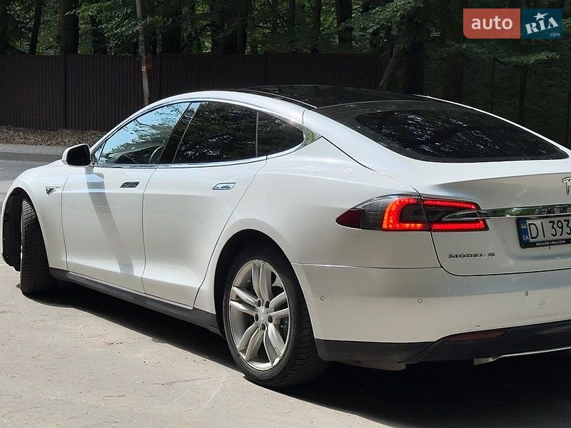 Ліфтбек Tesla Model S 2016 в Львові фото 6 Ліфтбек Tesla Model S 2016 в Львові