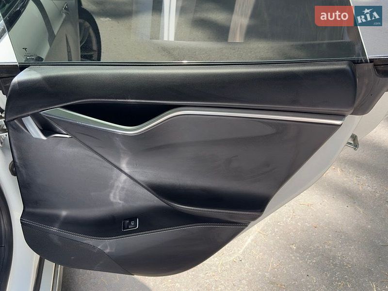 Ліфтбек Tesla Model S 2016 в Львові фото 12 Ліфтбек Tesla Model S 2016 в Львові