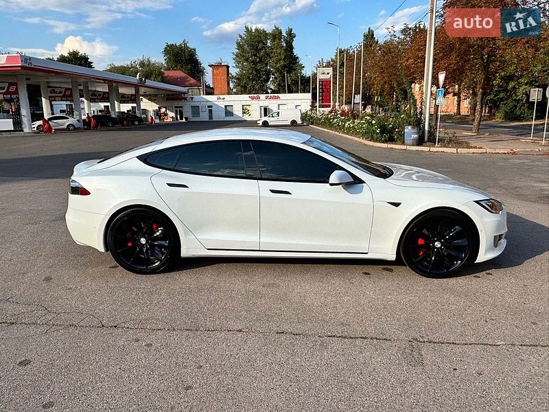 Лифтбек Tesla Model S 2016 в Кривом Роге