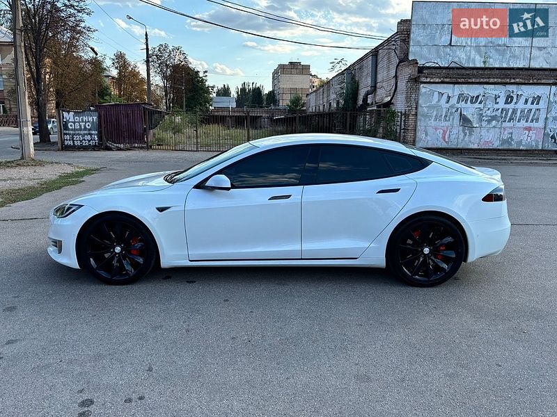 Лифтбек Tesla Model S 2016 в Кривом Роге