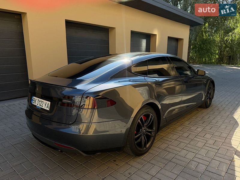 Ліфтбек Tesla Model S 2015 в Рівному