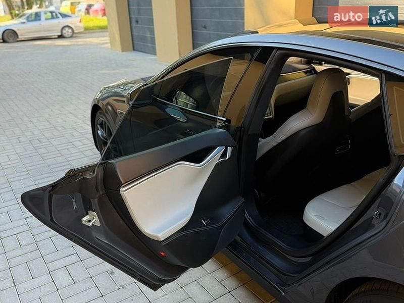 Ліфтбек Tesla Model S 2015 в Рівному