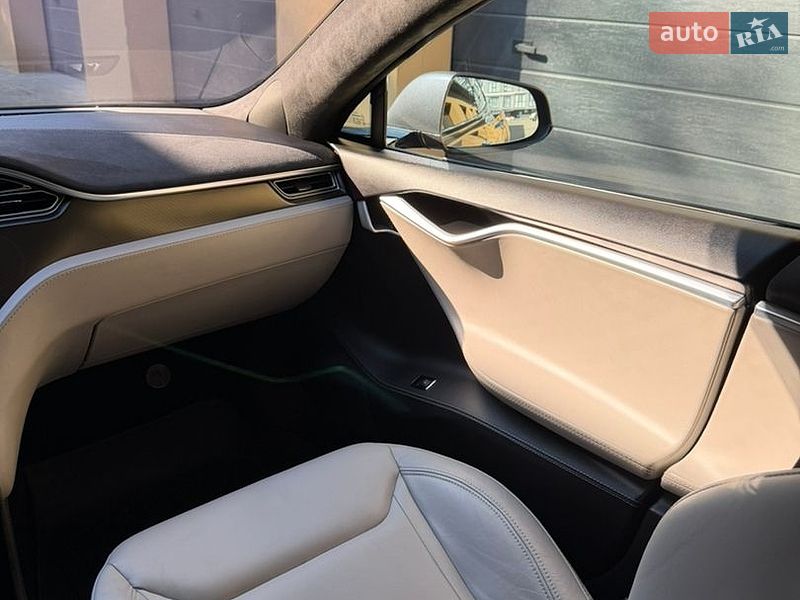 Ліфтбек Tesla Model S 2015 в Рівному