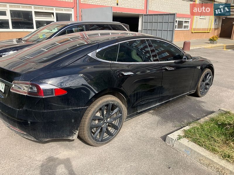 Лифтбек Tesla Model S 2016 в Виннице