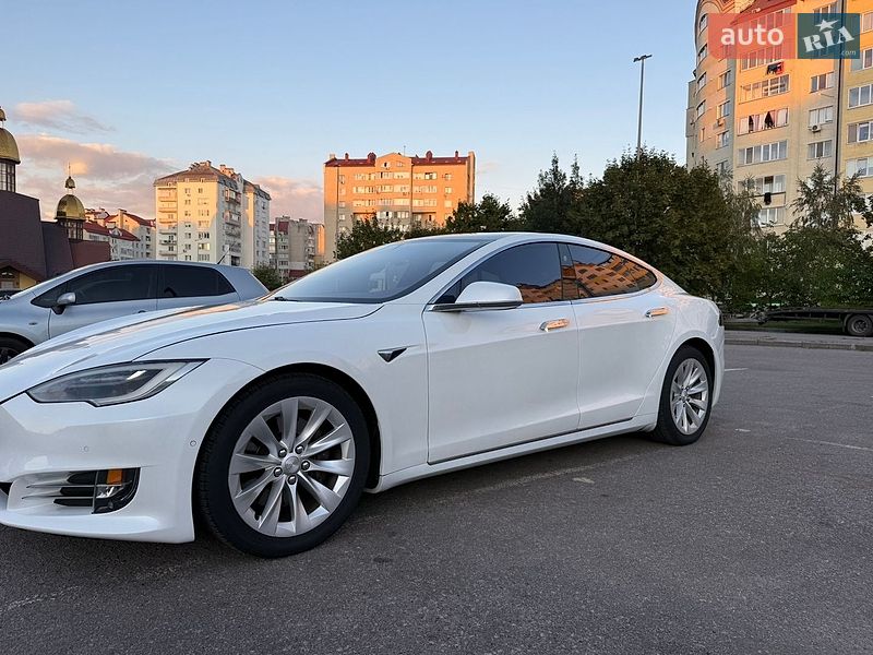 Ліфтбек Tesla Model S 2017 в Івано-Франківську