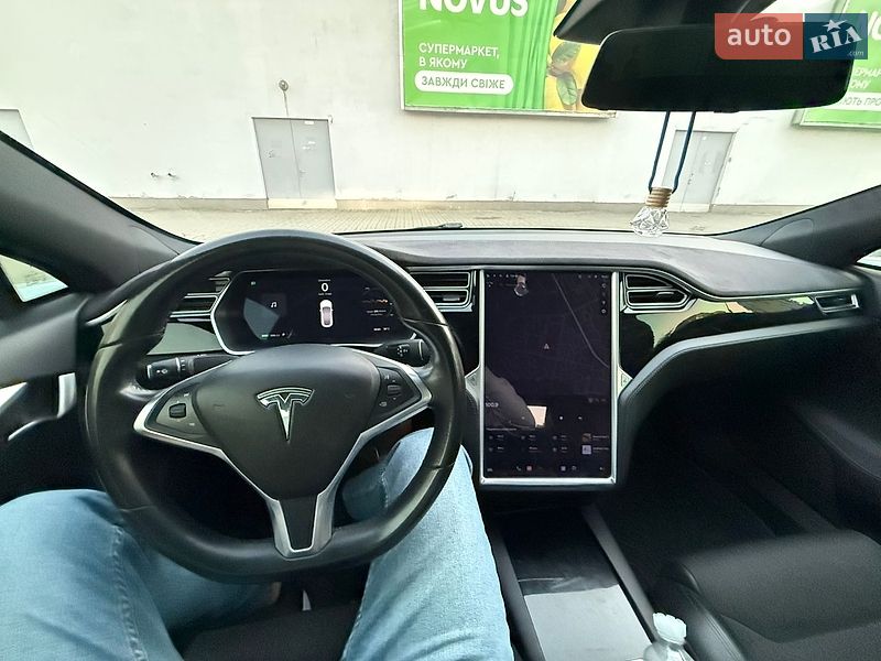 Ліфтбек Tesla Model S 2017 в Івано-Франківську