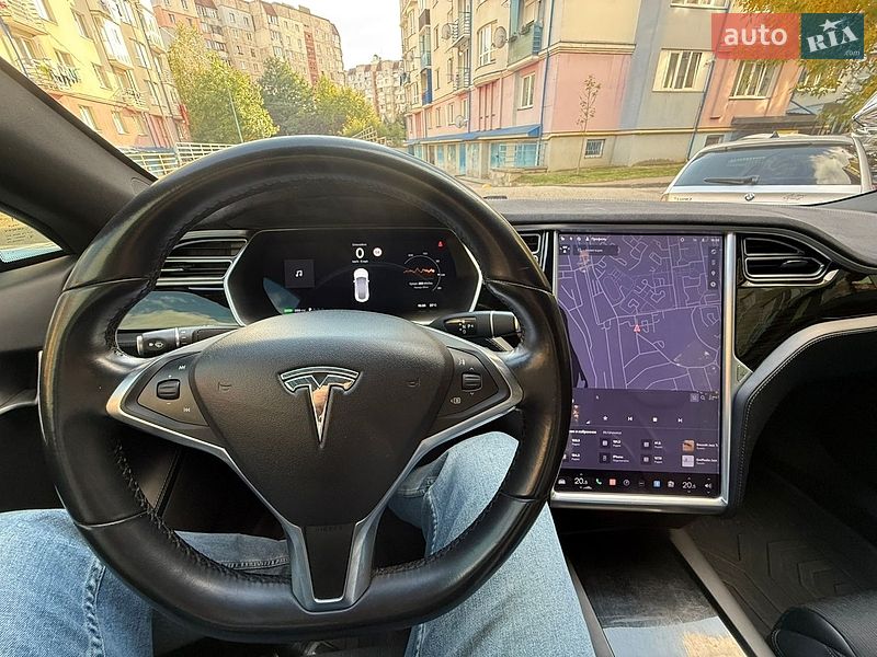 Ліфтбек Tesla Model S 2017 в Івано-Франківську